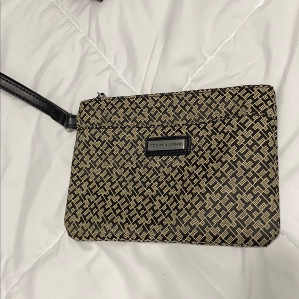 tommy hilfiger wristlet